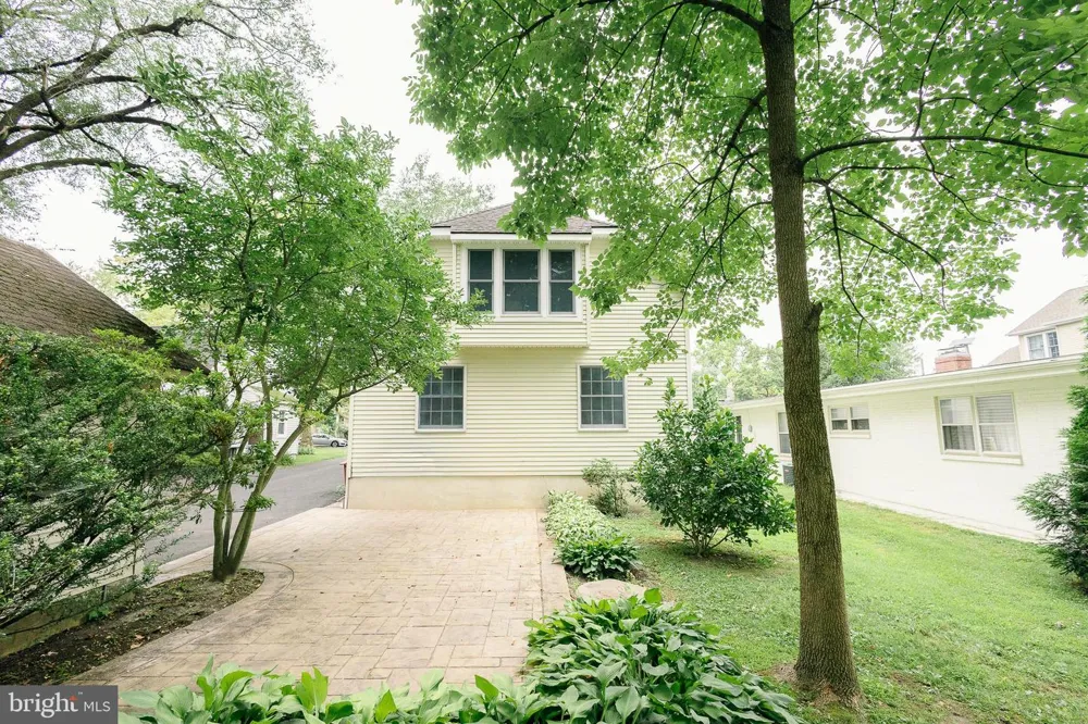 407 S WASHINGTON AVENUE Moorestown, NJ 08057