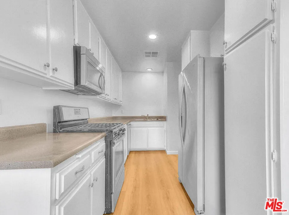 4311 Colfax Avenue #215 Studio City, CA 91604