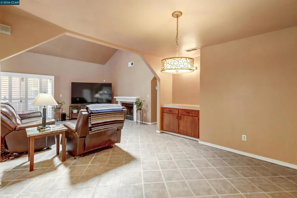 209 Cedar Rock Cir Sacramento, CA 95823