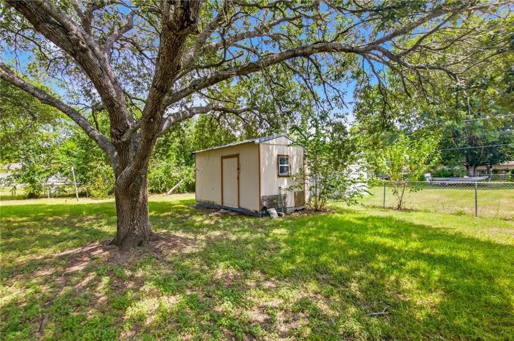 2302 E Rosebud Avenue Victoria, TX 77901