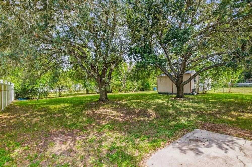 2302 E Rosebud Avenue Victoria, TX 77901