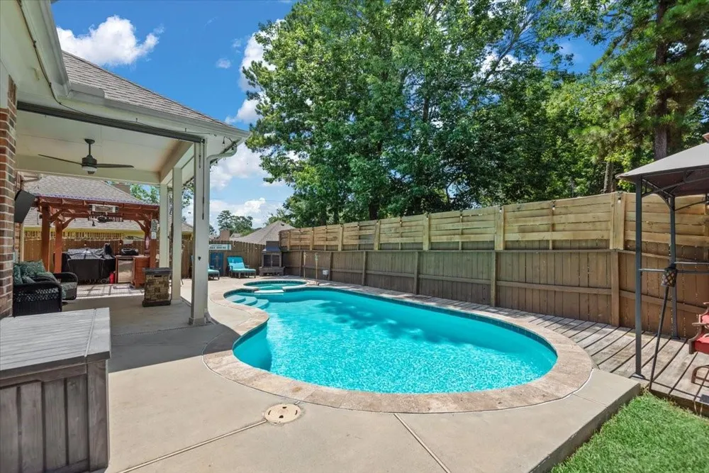 3726 Whisper Walk Montgomery, TX 77356