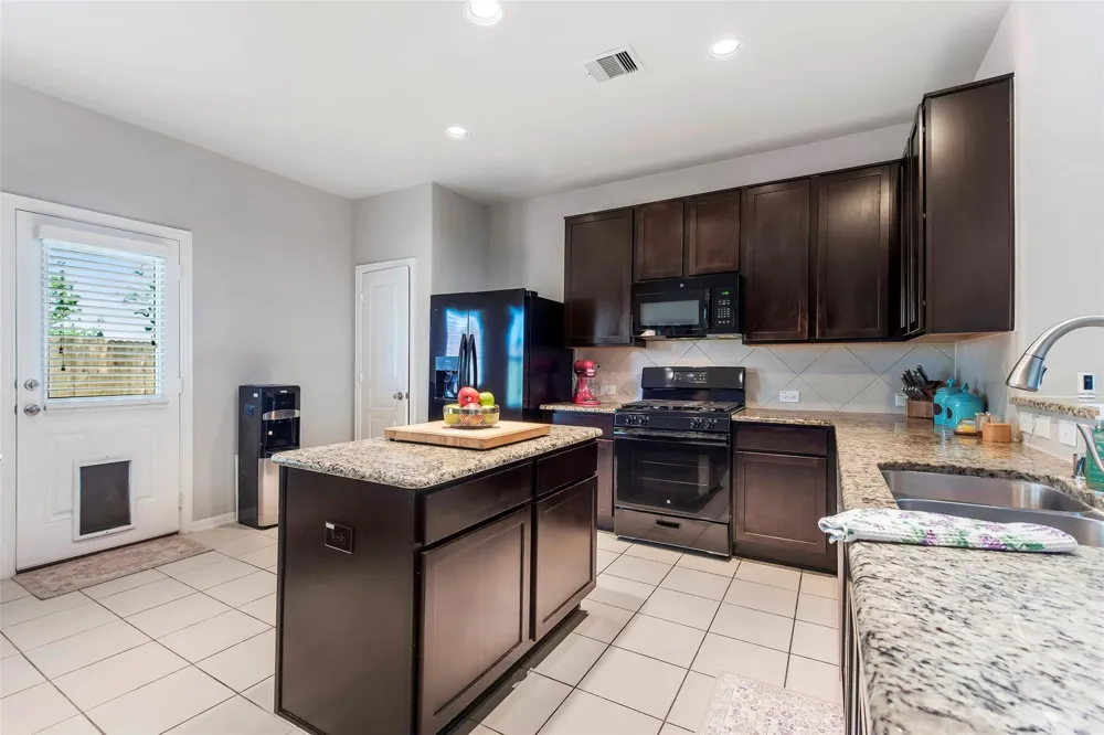 2073 Lepper Street Alvin, TX 77511