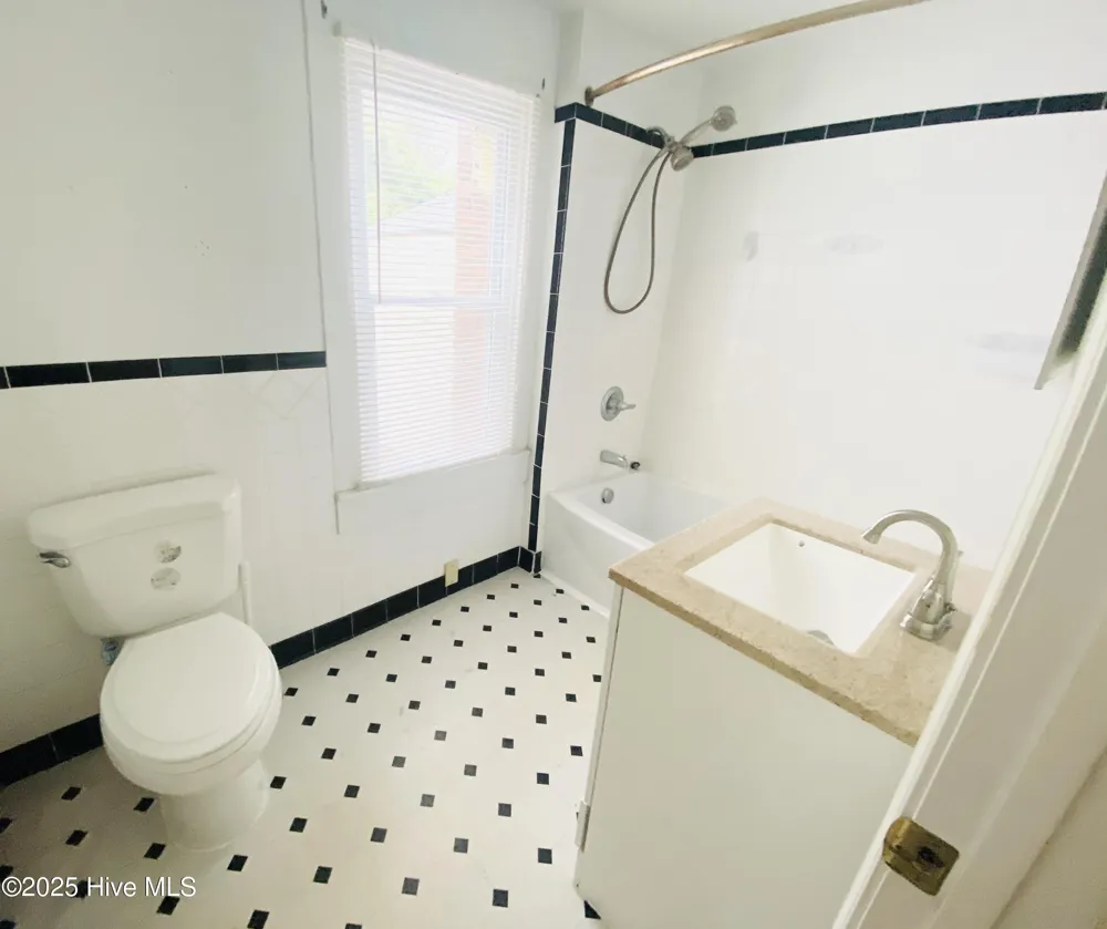 409 W Colonial Avenue Elizabeth City, NC 27909
