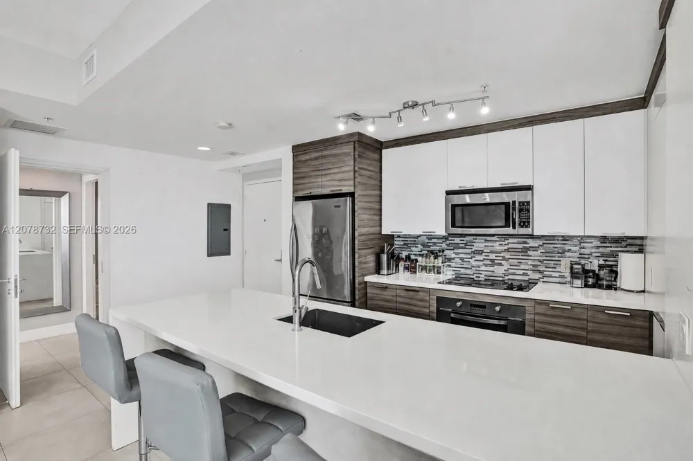 300 S Biscayne Blvd #T-1816 Miami, FL 33131