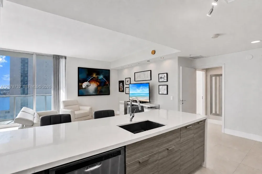 300 S Biscayne Blvd #T-1816 Miami, FL 33131