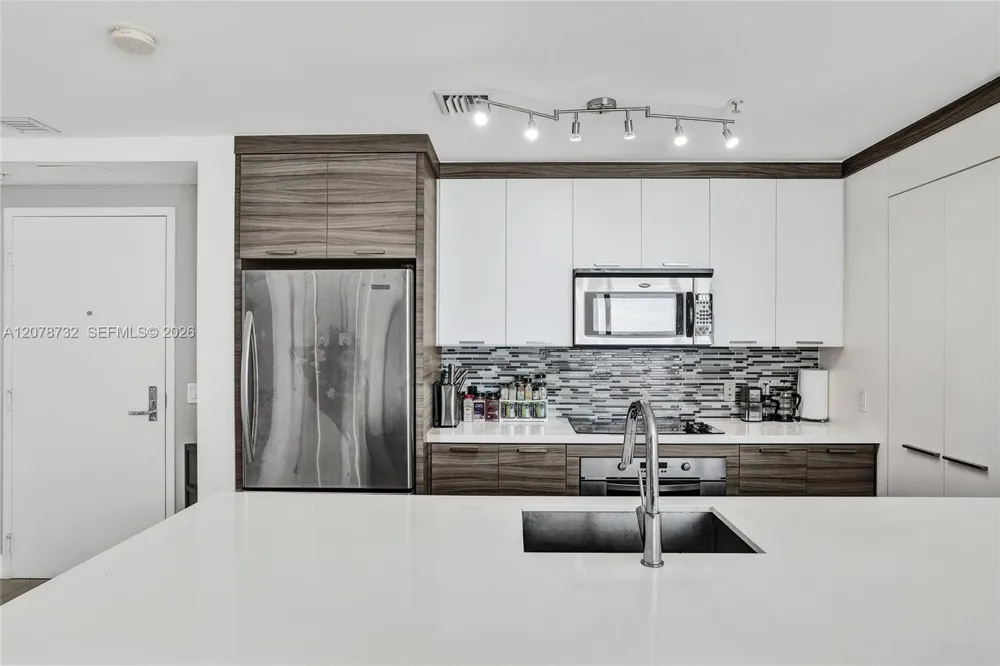 300 S Biscayne Blvd #T-1816 Miami, FL 33131