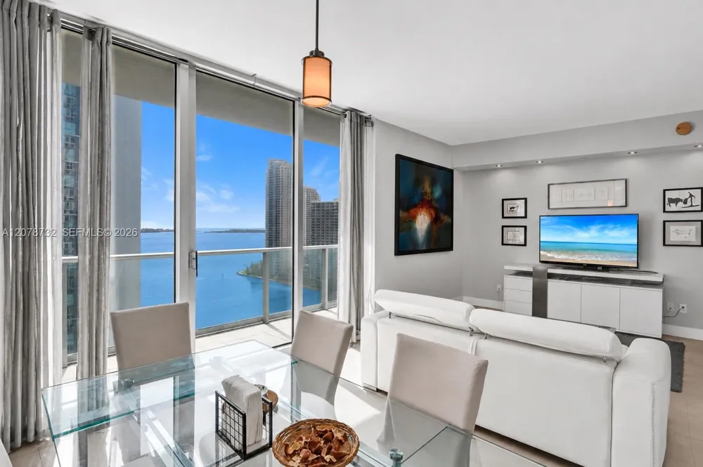 300 S Biscayne Blvd #T-1816 Miami, FL 33131