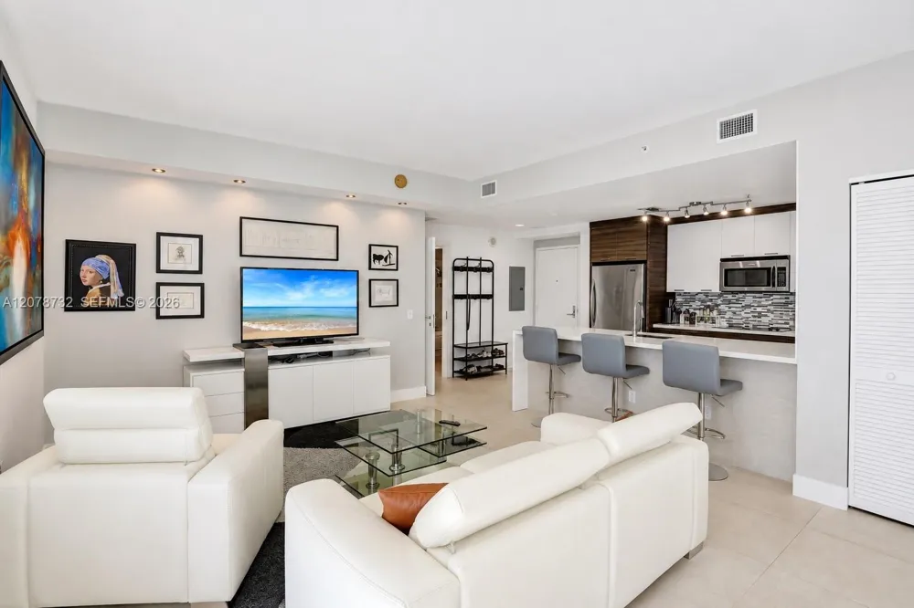 300 S Biscayne Blvd #T-1816 Miami, FL 33131
