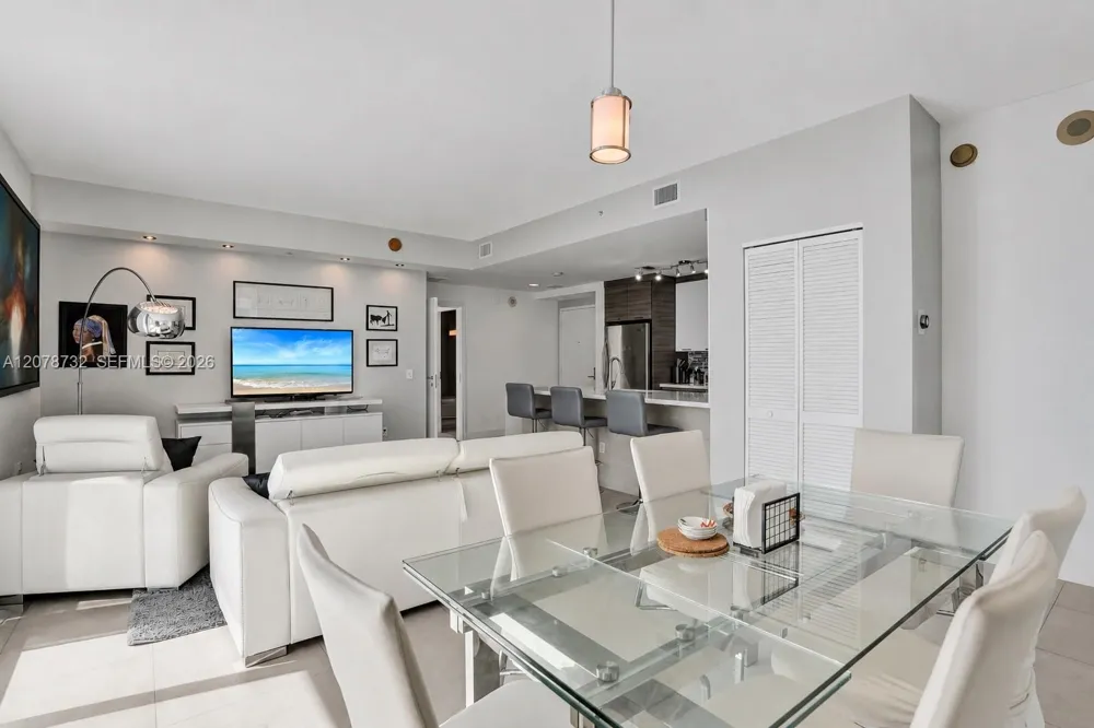 300 S Biscayne Blvd #T-1816 Miami, FL 33131
