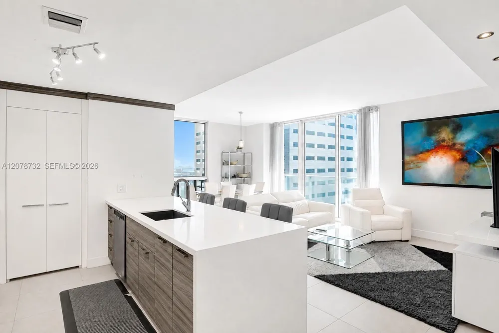 300 S Biscayne Blvd #T-1816 Miami, FL 33131
