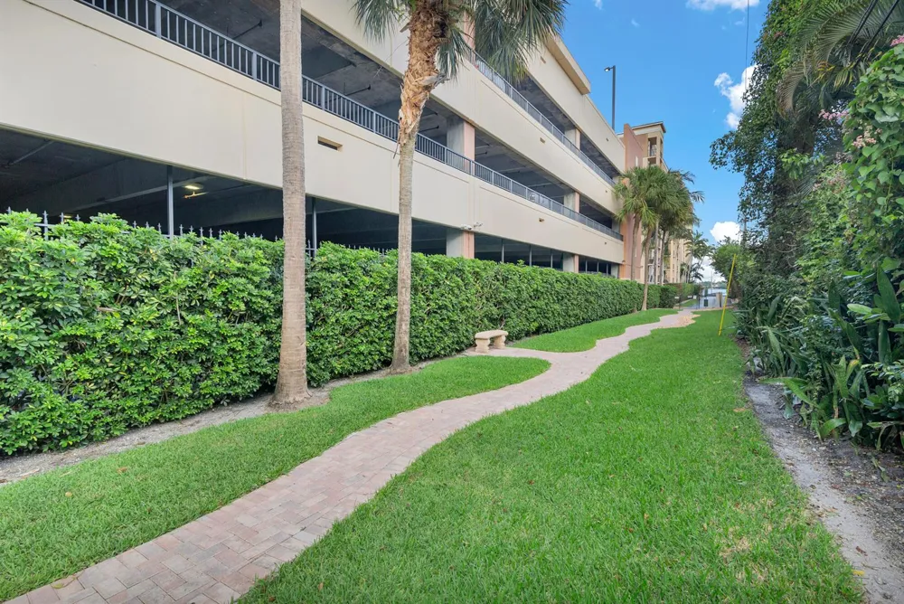 1805 FLAGLER DRIVE #206 West Palm Beach, FL 33407