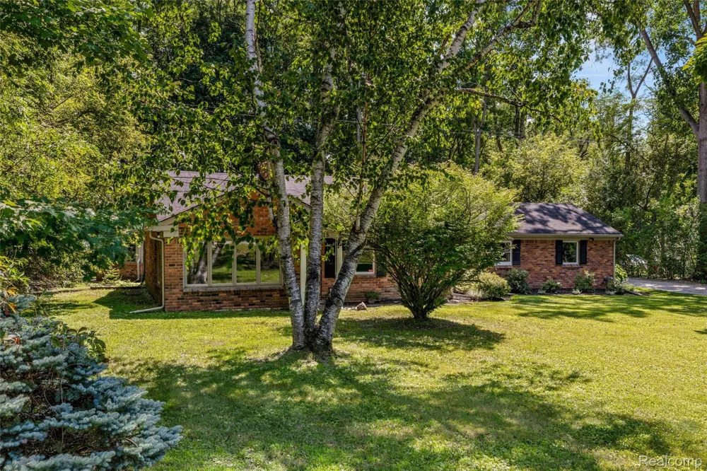 4915 Walnut Lake Road West Bloomfield Charter Township, MI 48323