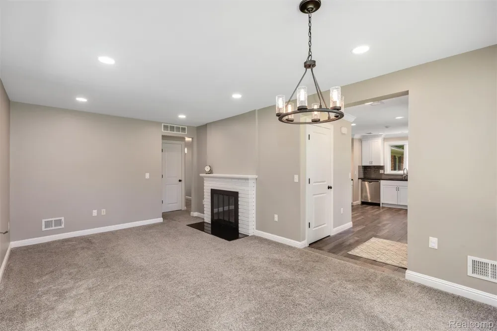 4915 Walnut Lake Road West Bloomfield Charter Township, MI 48323