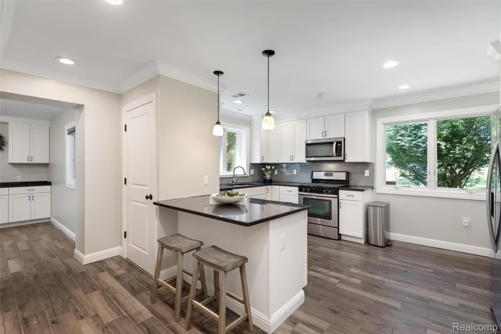 4915 Walnut Lake Road West Bloomfield Charter Township, MI 48323