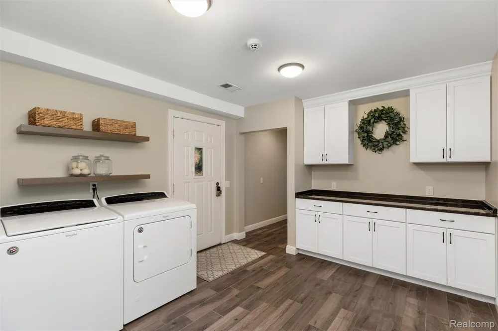 4915 Walnut Lake Road West Bloomfield Charter Township, MI 48323