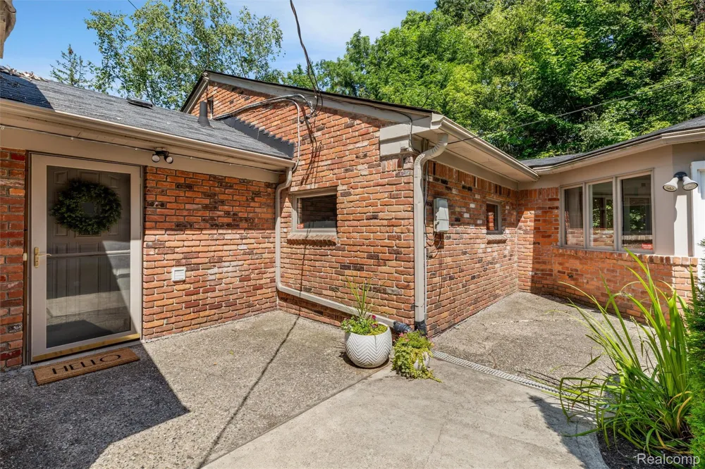 4915 Walnut Lake Road West Bloomfield Charter Township, MI 48323