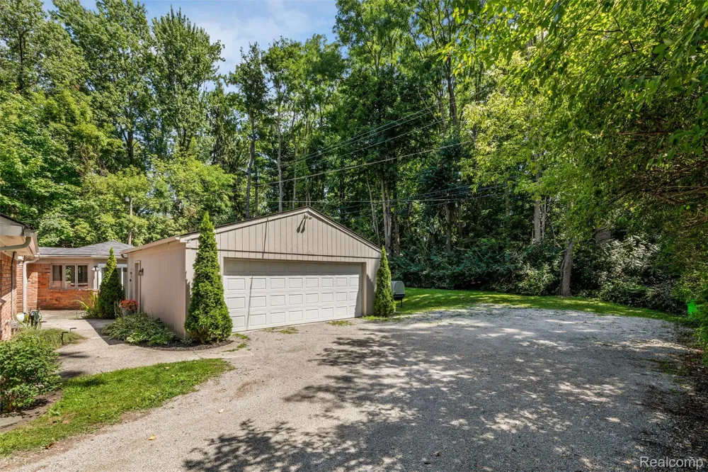 4915 Walnut Lake Road West Bloomfield Charter Township, MI 48323