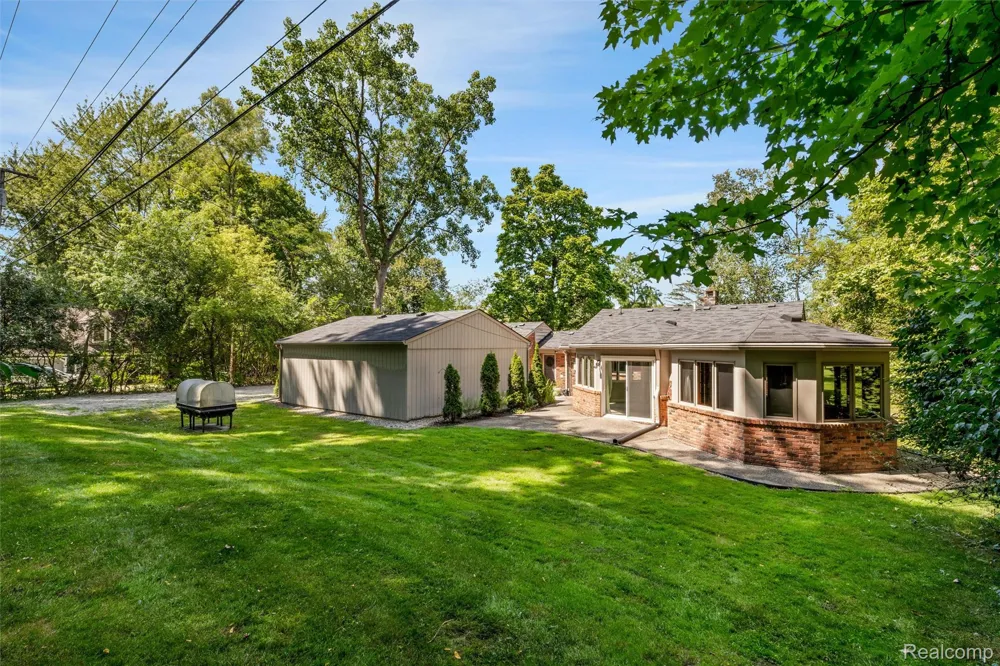 4915 Walnut Lake Road West Bloomfield Charter Township, MI 48323