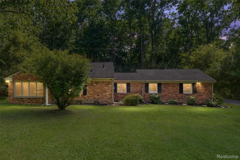 4915 Walnut Lake Road West Bloomfield Charter Township, MI 48323