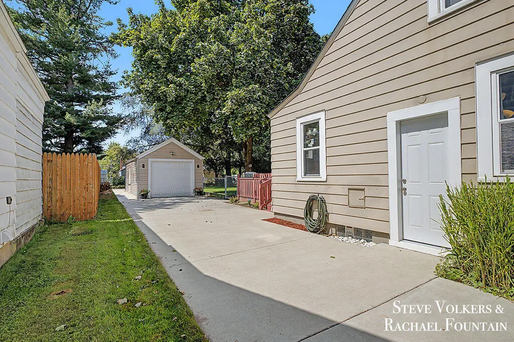 2143 Houseman Avenue NE Grand Rapids City, MI 49505