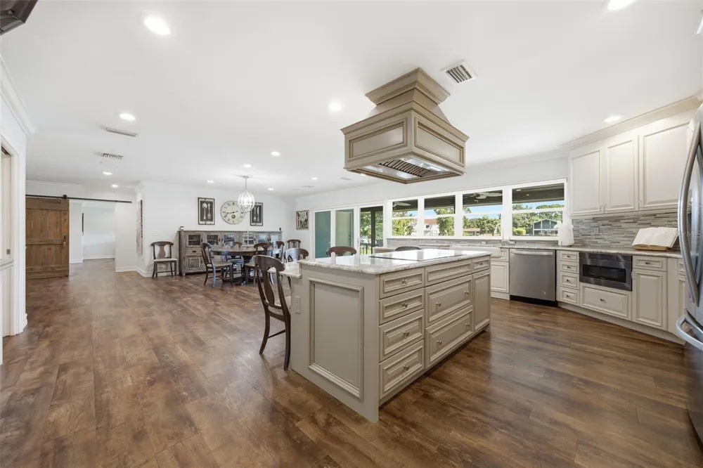 10715 CARROLLWOOD DRIVE Tampa, FL 33618