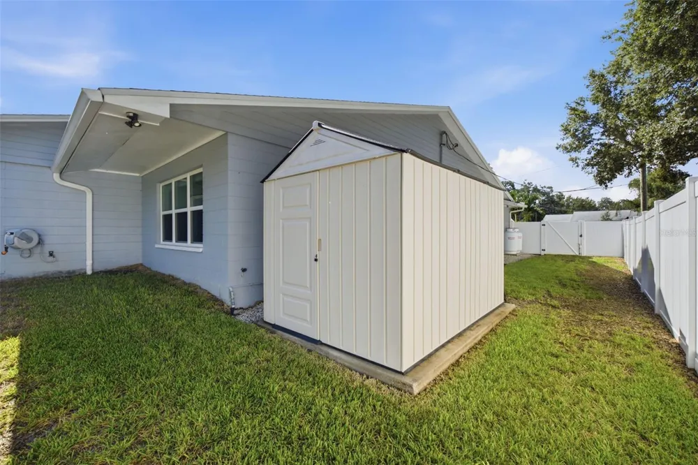 10715 CARROLLWOOD DRIVE Tampa, FL 33618
