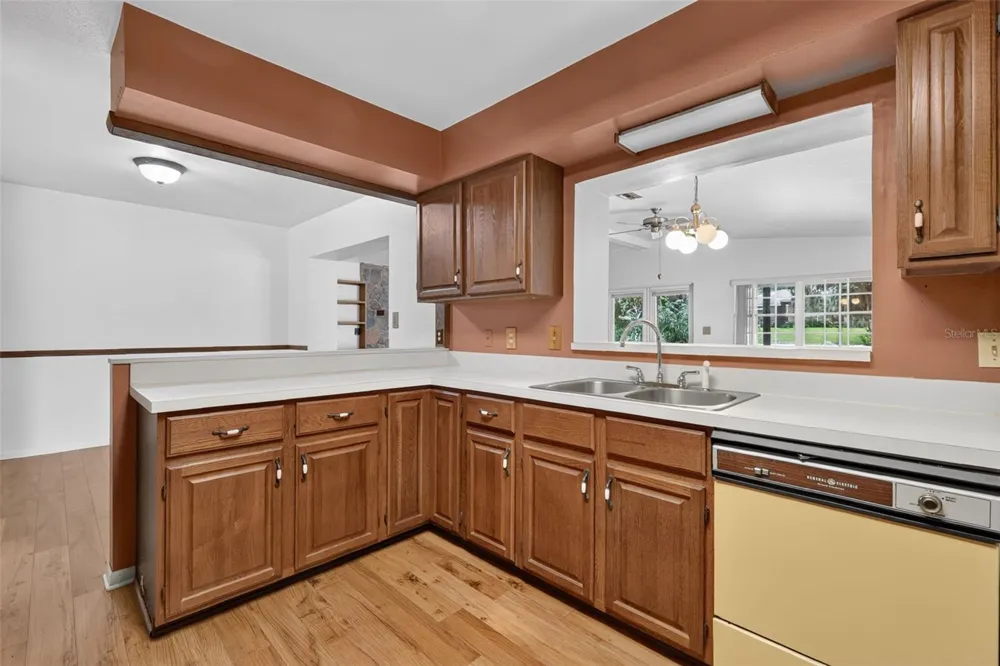 8050 SPRING DRIVE Yalaha, FL 34797