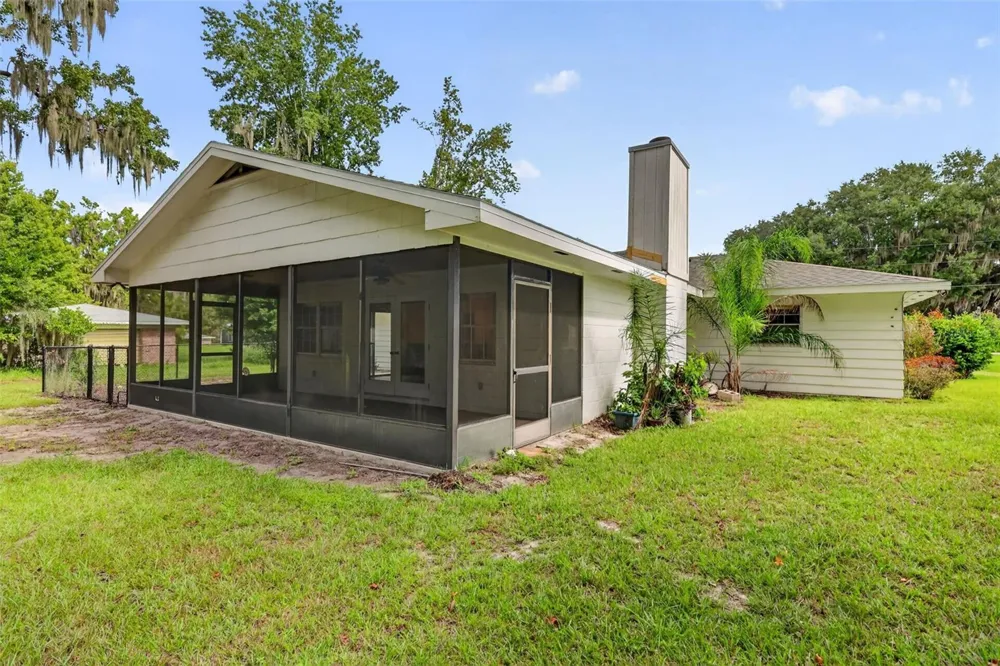 8050 SPRING DRIVE Yalaha, FL 34797