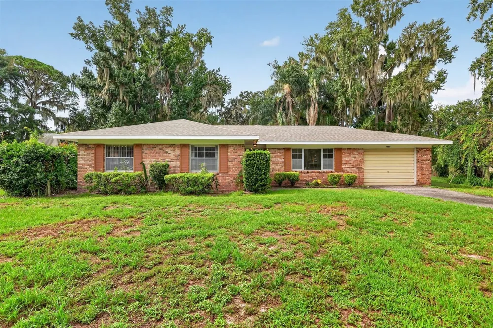 8050 SPRING DRIVE Yalaha, FL 34797
