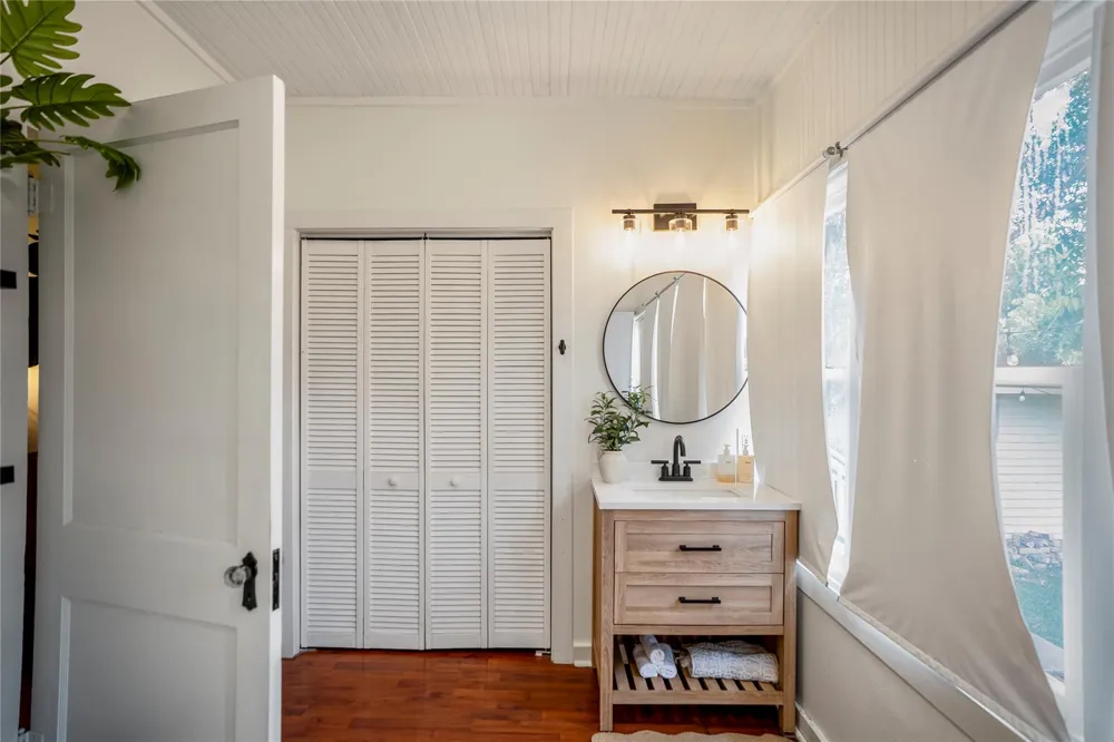 907 Clinton Street Brenham, TX 77833