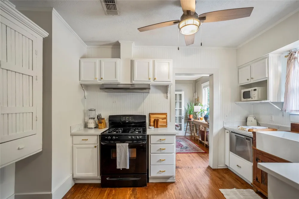 907 Clinton Street Brenham, TX 77833