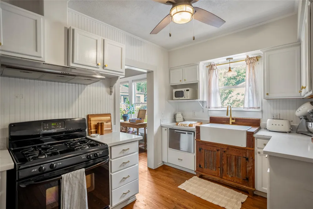 907 Clinton Street Brenham, TX 77833