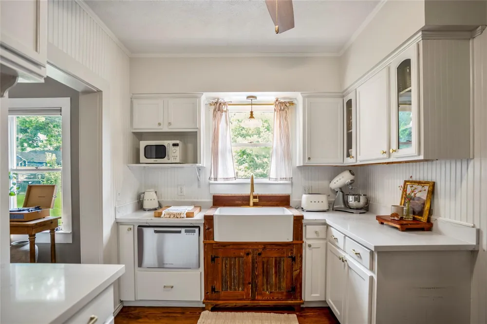 907 Clinton Street Brenham, TX 77833