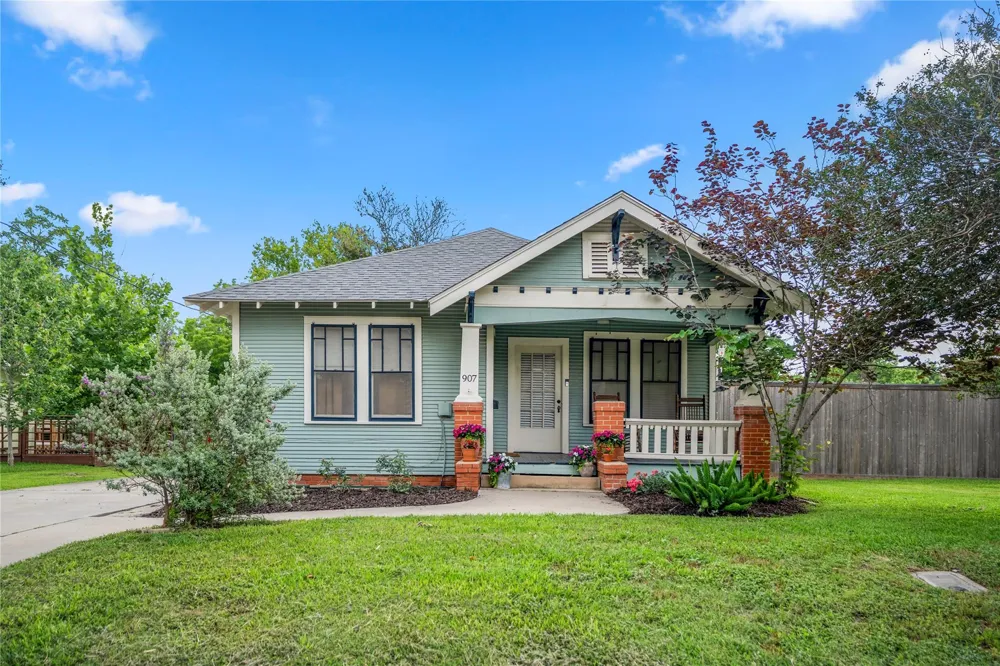 907 Clinton Street Brenham, TX 77833