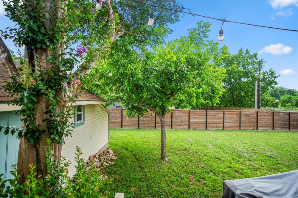 907 Clinton Street Brenham, TX 77833