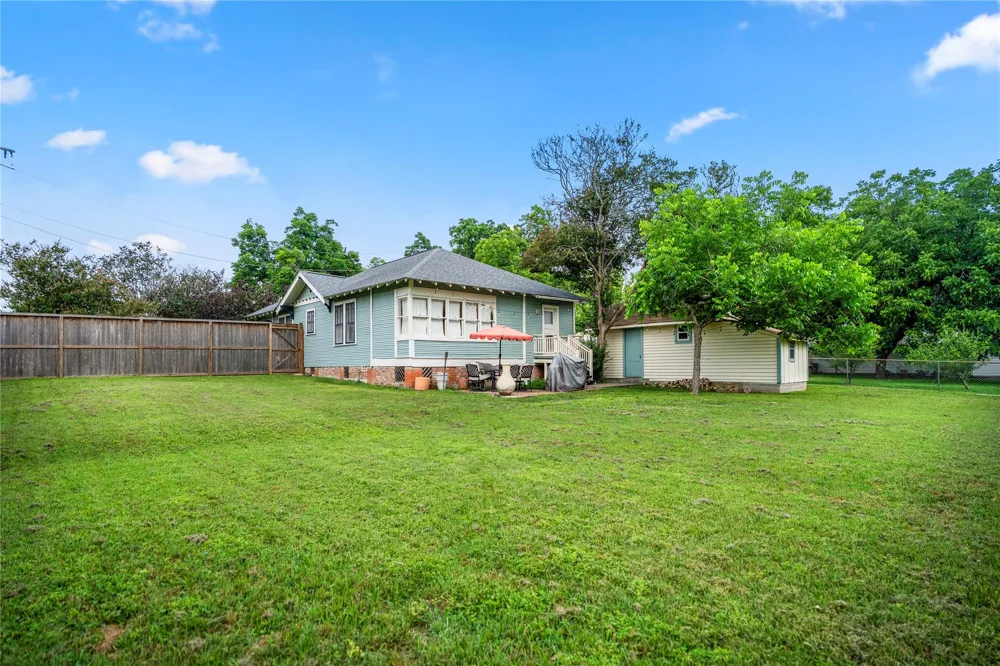 907 Clinton Street Brenham, TX 77833