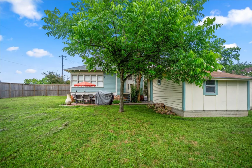 907 Clinton Street Brenham, TX 77833