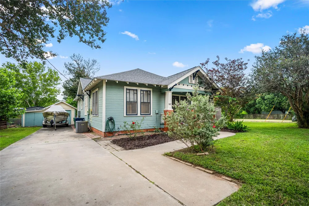 907 Clinton Street Brenham, TX 77833