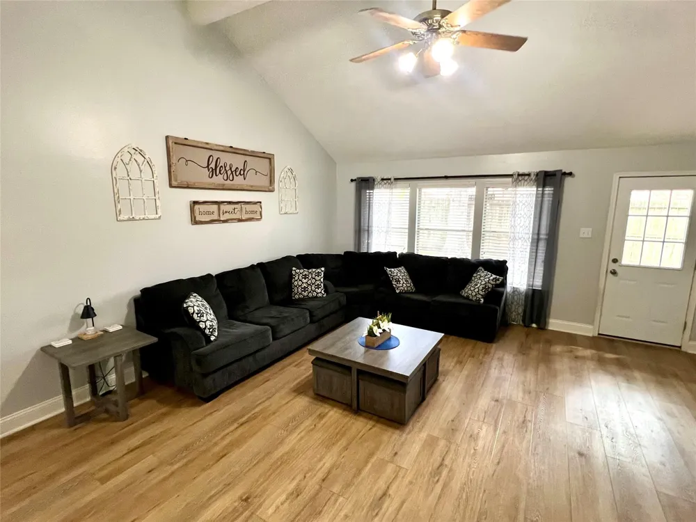 1806 Oak Wood Drive E Pearland, TX 77581