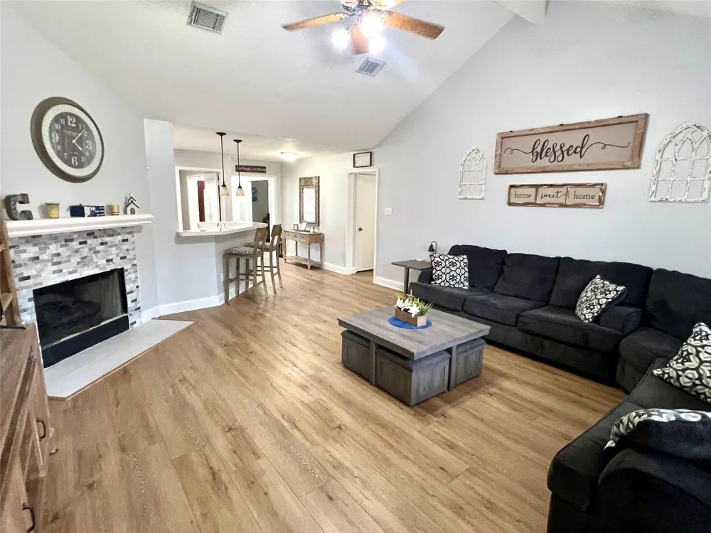 1806 Oak Wood Drive E Pearland, TX 77581