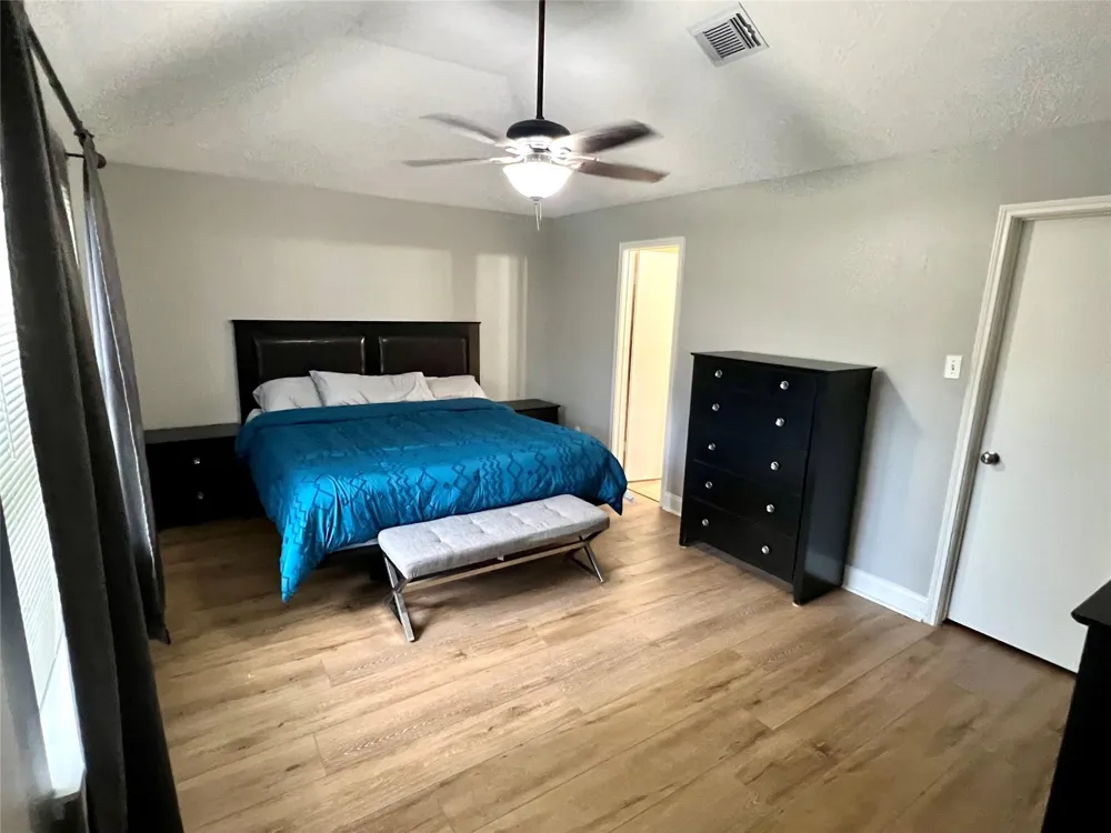 1806 Oak Wood Drive E Pearland, TX 77581