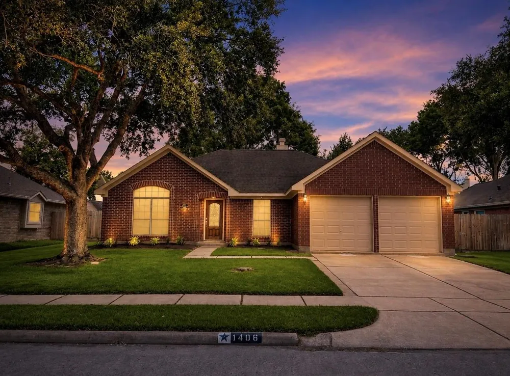 1806 Oak Wood Drive E Pearland, TX 77581
