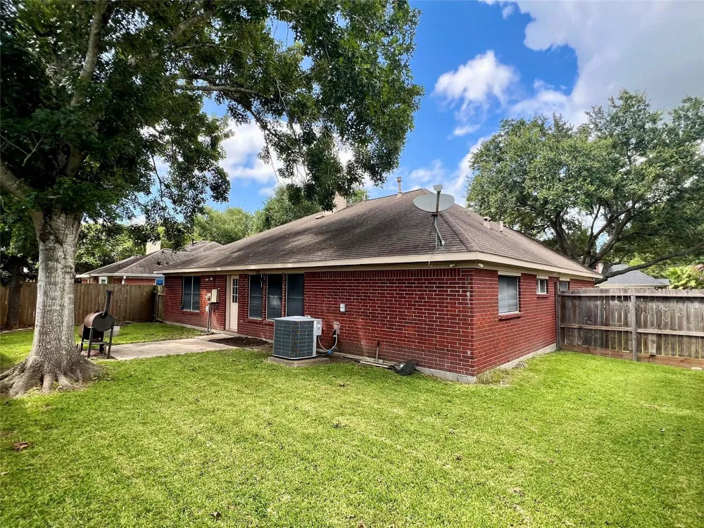 1806 Oak Wood Drive E Pearland, TX 77581