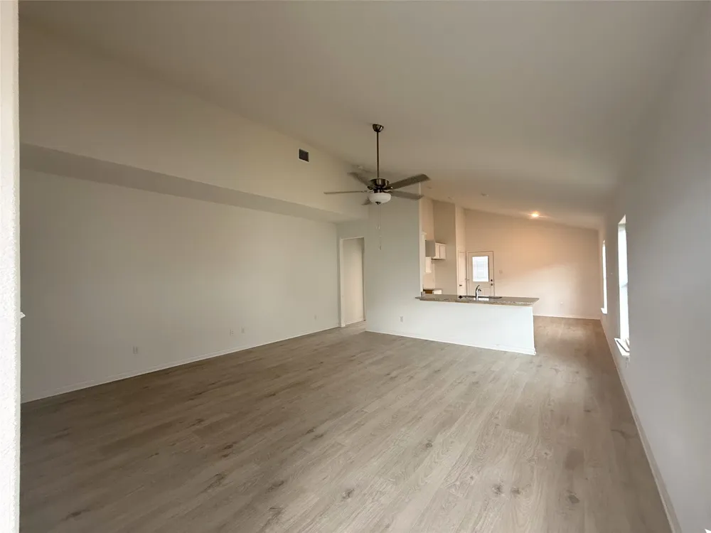 115 Wirepass Crest Jarrell, TX 76537