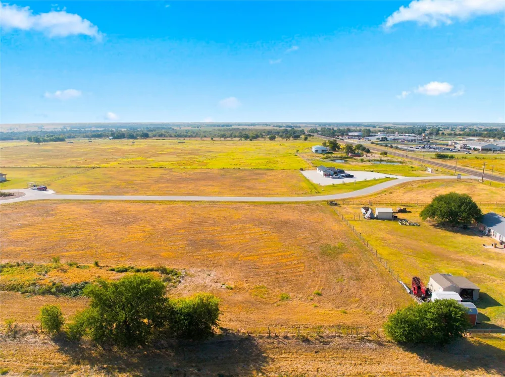 103 PR 711 Lott, TX 76656
