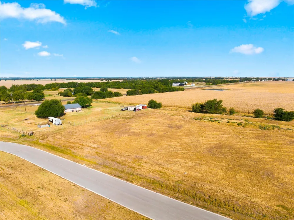103 PR 711 Lott, TX 76656