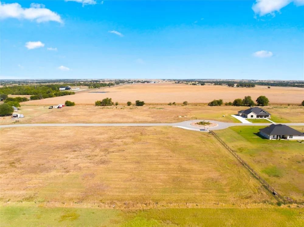 103 PR 711 Lott, TX 76656