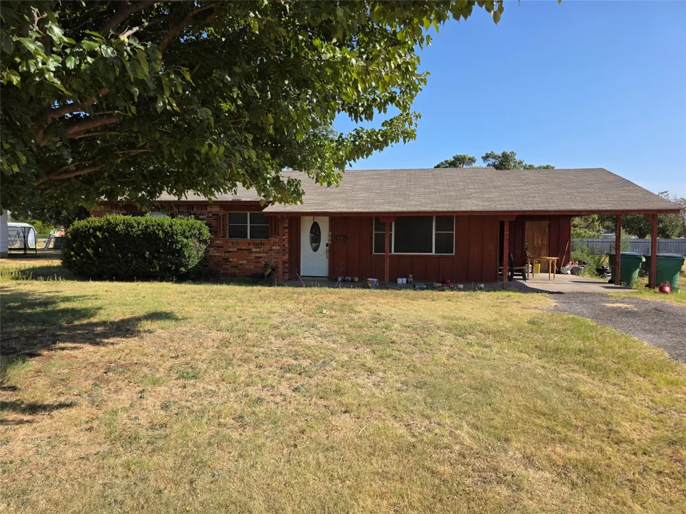 906 W 13th Street Quanah, TX 79252