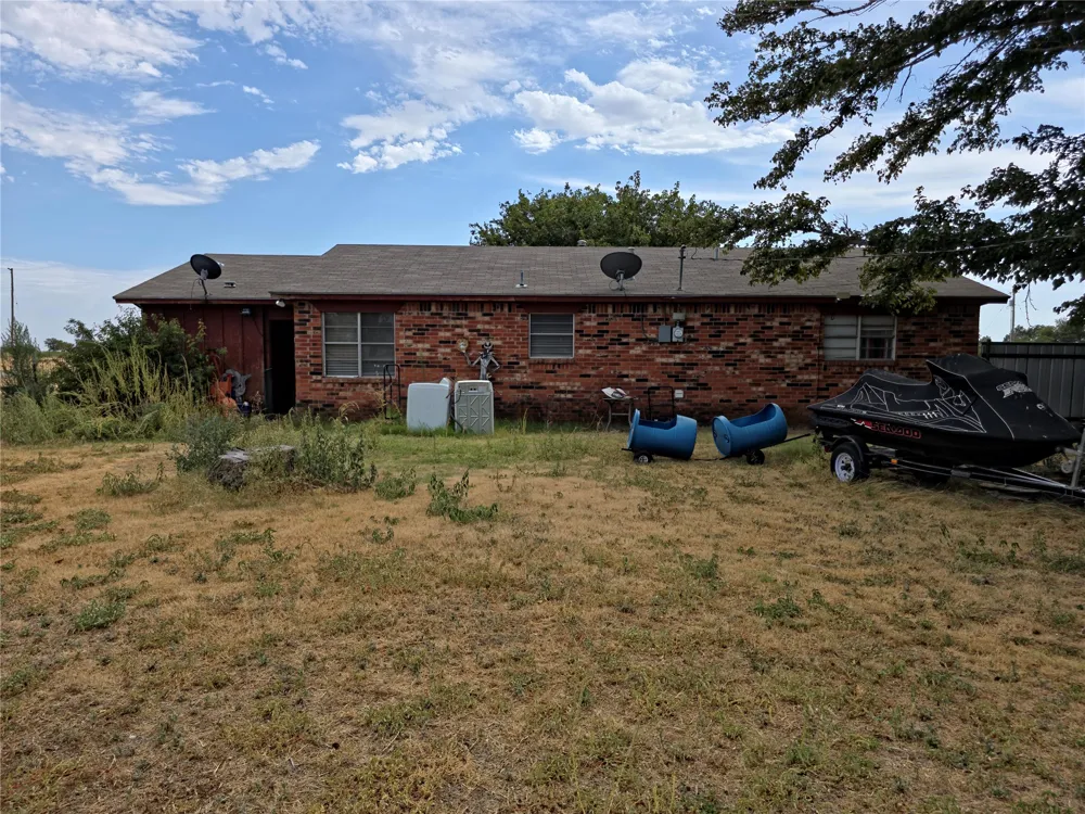 906 W 13th Street Quanah, TX 79252